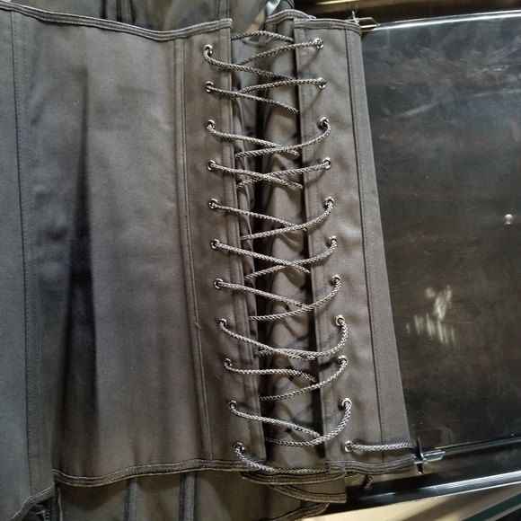 NWOT Plus Size Fredericks of Hollywood lace up corset - Picture 7 of 8